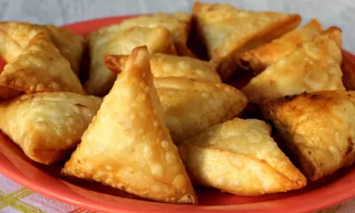Recipe:इस बार प्याज़ समोसे ट्राई करें