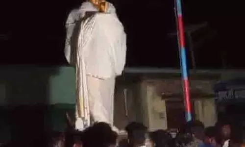 Kanchipuram में अंबेडकर की मूर्ति हटाने के खिलाफ ग्रामीणों ने किया विरोध प्रदर्शन Kanchipuram में अंबेडकर की मूर्ति हटाने के खिलाफ ग्रामीणों ने किया विरोध प्रदर्शन