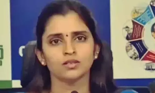 सट्टेबाजी ऐप मामला: एंकर श्यामला रेड्डी पूछताछ के लिए पुलिस के सामने पेश हुई