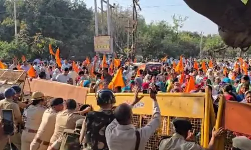 Haryana : सीएम आवास का घेराव करने की कोशिश में स्वास्थ्य कर्मियों का पुलिस से आमना-सामना Haryana : सीएम आवास का घेराव करने की कोशिश में स्वास्थ्य कर्मियों का पुलिस से आमना-सामना