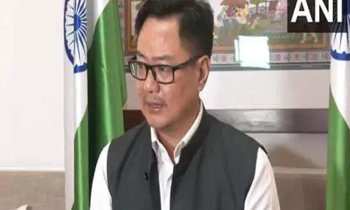 शिवकुमार के संविधान बदलने संबंधी बयान पर Kiren Rijiju ने कांग्रेस की आलोचना की शिवकुमार के संविधान बदलने संबंधी बयान पर Kiren Rijiju ने कांग्रेस की आलोचना की