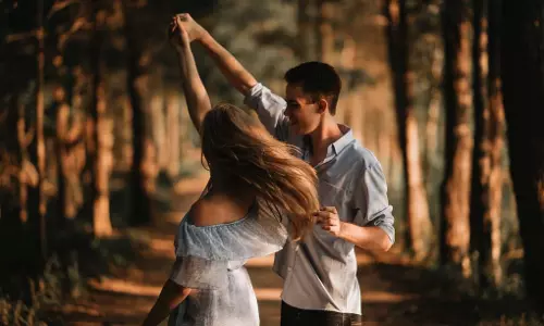 Relationship : रोमांटिक कॉमेडी से बचें, रिश्ते में रखें सच्चाई