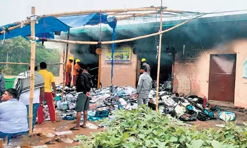 Odisha में पुस्तक गोदाम में आग लगने से तीन लोग घायल, एक करोड़ रुपये की संपत्ति नष्ट Odisha में पुस्तक गोदाम में आग लगने से तीन लोग घायल, एक करोड़ रुपये की संपत्ति नष्ट