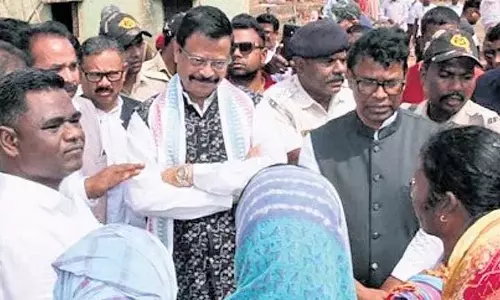 Odisha में ओलावृष्टि राहत संबंधी चिंताओं को लेकर ग्रामीणों ने मंत्रियों के काफिले पर हमला किया Odisha में ओलावृष्टि राहत संबंधी चिंताओं को लेकर ग्रामीणों ने मंत्रियों के काफिले पर हमला किया