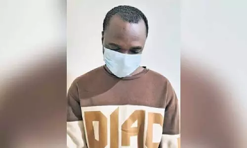 Cuttack में महिला को ब्लैकमेल करने और जबरन वसूली के आरोप में नाइजीरियाई नागरिक गिरफ्तार Cuttack में महिला को ब्लैकमेल करने और जबरन वसूली के आरोप में नाइजीरियाई नागरिक गिरफ्तार