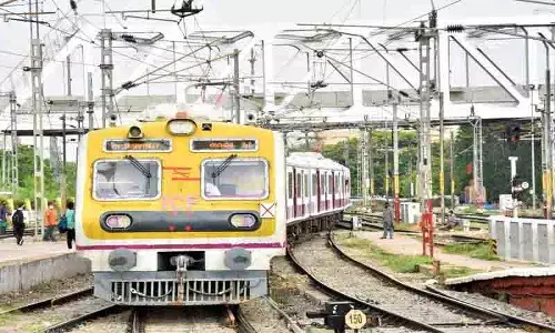 छेड़छाड़ करने वाले से बचने के लिए महिला ने MMTS ट्रेन से छलांग लगाई