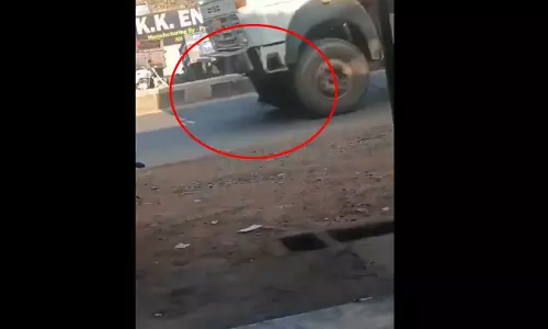 मौत का LIVE वीडियो, अचानक युवक डंपर के सामने कूदा