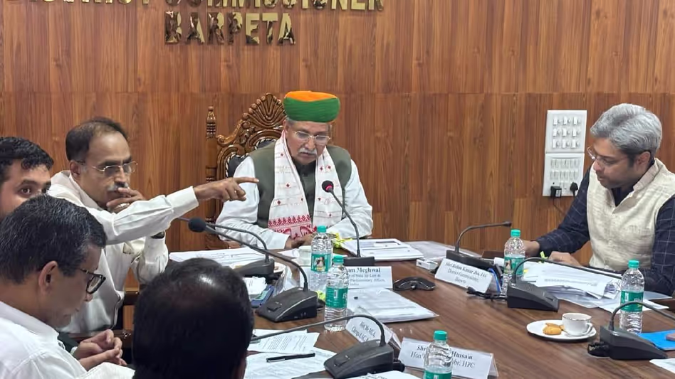 केंद्रीय मंत्री अर्जुन राम मेघवाल ने Assam के बारपेटा जिले में सरकारी योजनाओं की समीक्षा की केंद्रीय मंत्री अर्जुन राम मेघवाल ने Assam के बारपेटा जिले में सरकारी योजनाओं की समीक्षा की