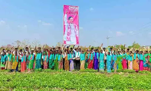 Adilabad के ग्रामीणों ने बीआरएस के 25वें स्थापना दिवस के लिए 1.02 लाख रुपये दान किए