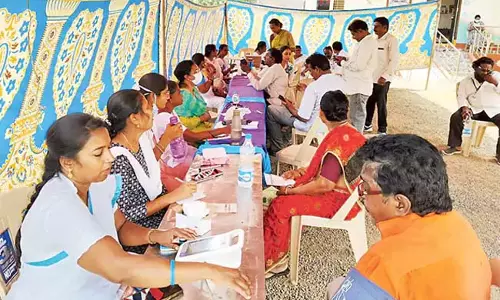 Andhra: बलभद्रपुरम में चल रहे कैंसर स्क्रीनिंग टेस्ट Andhra: बलभद्रपुरम में चल रहे कैंसर स्क्रीनिंग टेस्ट
