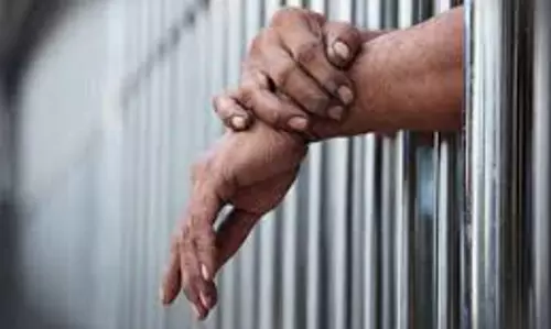 Meerut: पुलिस ने चोरी के माल सहित फरार अभियुक्त को दबोचा