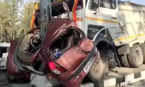 हे भगवान! 2 लोगों की मौत का LIVE वीडियो, टोल प्लाजा पर डंपर काल बनकर आया हे भगवान! 2 लोगों की मौत का LIVE वीडियो, टोल प्लाजा पर डंपर काल बनकर आया