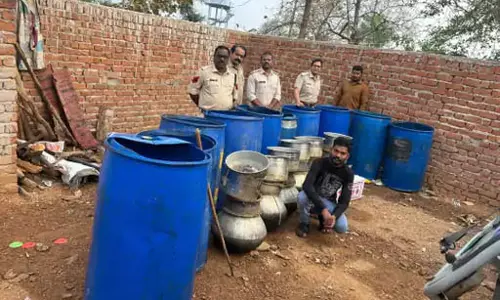 6 जगहों में छापेमारी, 8 लाख की अवैध शराब बरामद