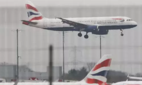 Heathrow Airport ने आरोप-प्रत्यारोप के बीच बंद करने के फैसले का बचाव किया