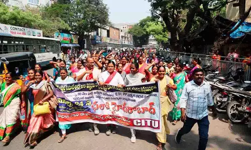 आशा कार्यकर्ताओं ने वेतन वृद्धि के लिए कोटी DME पर विरोध प्रदर्शन किया आशा कार्यकर्ताओं ने वेतन वृद्धि के लिए कोटी DME पर विरोध प्रदर्शन किया