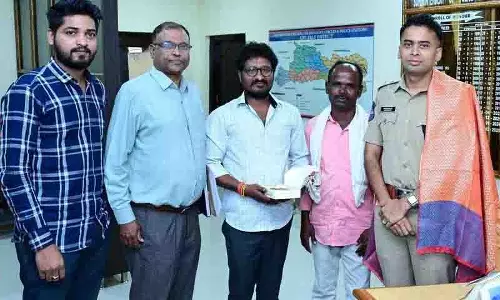 साइबर जालसाज से धन वापस दिलाने पर किसानों ने Adilabad SP को सम्मानित किया साइबर जालसाज से धन वापस दिलाने पर किसानों ने Adilabad SP को सम्मानित किया