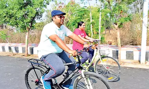 Telangana: कलेक्टर अपनी पत्नी श्रीजा के साथ छुट्टी के दिन साइकिल यात्रा पर निकले
