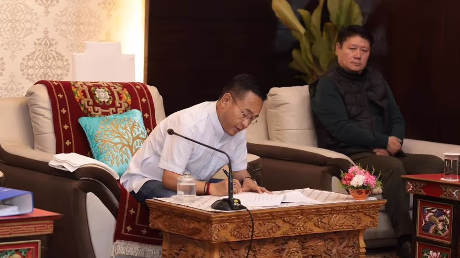 Sikkim के मुख्यमंत्री ने छात्रों से बातचीत की, उन्हें ध्यान केंद्रित रखने के लिए प्रोत्साहित किया Sikkim के मुख्यमंत्री ने छात्रों से बातचीत की, उन्हें ध्यान केंद्रित रखने के लिए प्रोत्साहित किया