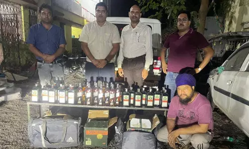 Raipur Breaking: NH पर आबकारी विभाग की बड़ी कार्रवाई, 27 लीटर अवैध विदेशी शराब जब्त Raipur Breaking: NH पर आबकारी विभाग की बड़ी कार्रवाई, 27 लीटर अवैध विदेशी शराब जब्त