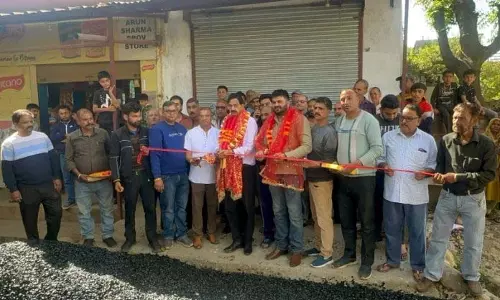 MLA पवन गुप्ता ने नगरोटा कल्लर में ब्लैकटॉपिंग कार्य का उद्घाटन किया MLA पवन गुप्ता ने नगरोटा कल्लर में ब्लैकटॉपिंग कार्य का उद्घाटन किया