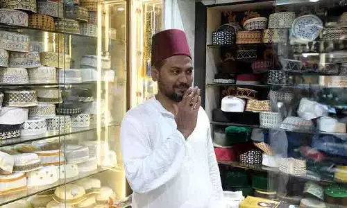 Eid-ul-Fitr से पहले पुराने शहर में रंग-बिरंगी टोपियों ने ग्राहकों को आकर्षित किया