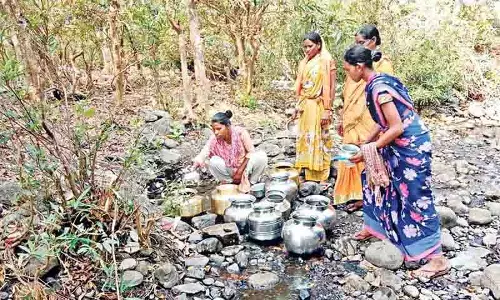 Asifabad में लोगों के लिए पीने के पानी का विश्वसनीय स्रोत बने हुए हैं गड्ढे