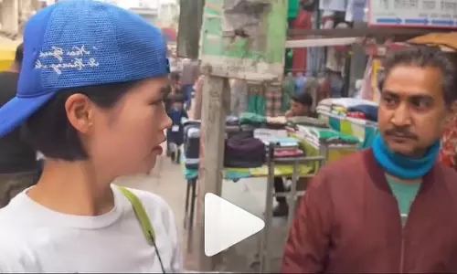 VIDEO: शख्स के घूरने पर कोरियाई महिला यूट्यूबर ने जताई आपत्ति, लेकिन अगले पल जो हुआ...