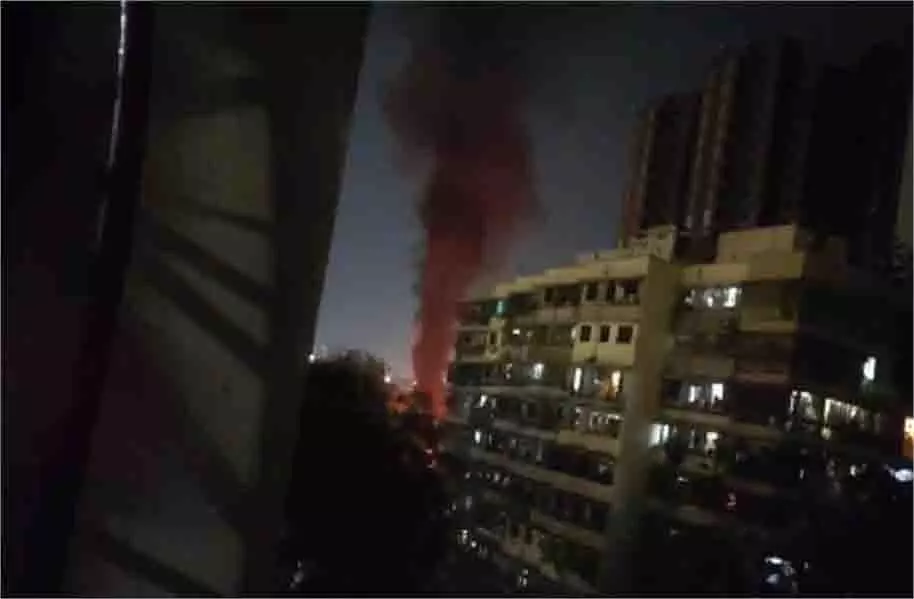 Mumbai: ट्रक में राख के सिलेंडर फटने से लगी भीषण आग, तीन लोग घायल Mumbai: ट्रक में राख के सिलेंडर फटने से लगी भीषण आग, तीन लोग घायल