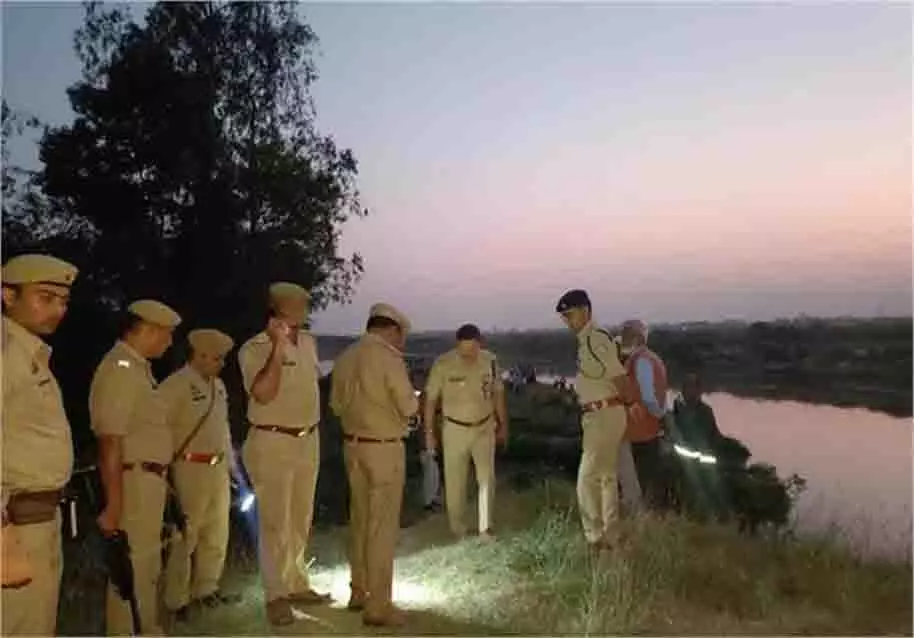 Up News: गर्रा नदी में नहाते समय तीन बच्चे डूबे, सर्च ऑपरेशन जारी Up News: गर्रा नदी में नहाते समय तीन बच्चे डूबे, सर्च ऑपरेशन जारी
