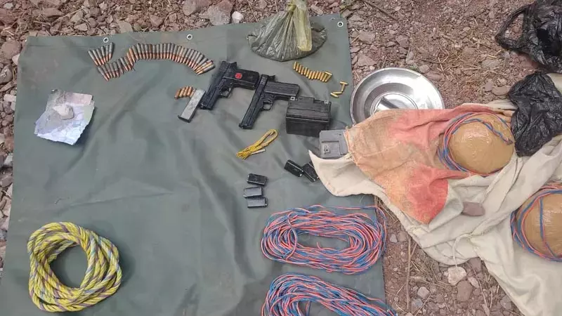 Anantnag संगलान जंगलों में एक ठिकाने का भंडाफोड़, हथियार और गोला-बारूद बरामद Anantnag संगलान जंगलों में एक ठिकाने का भंडाफोड़, हथियार और गोला-बारूद बरामद