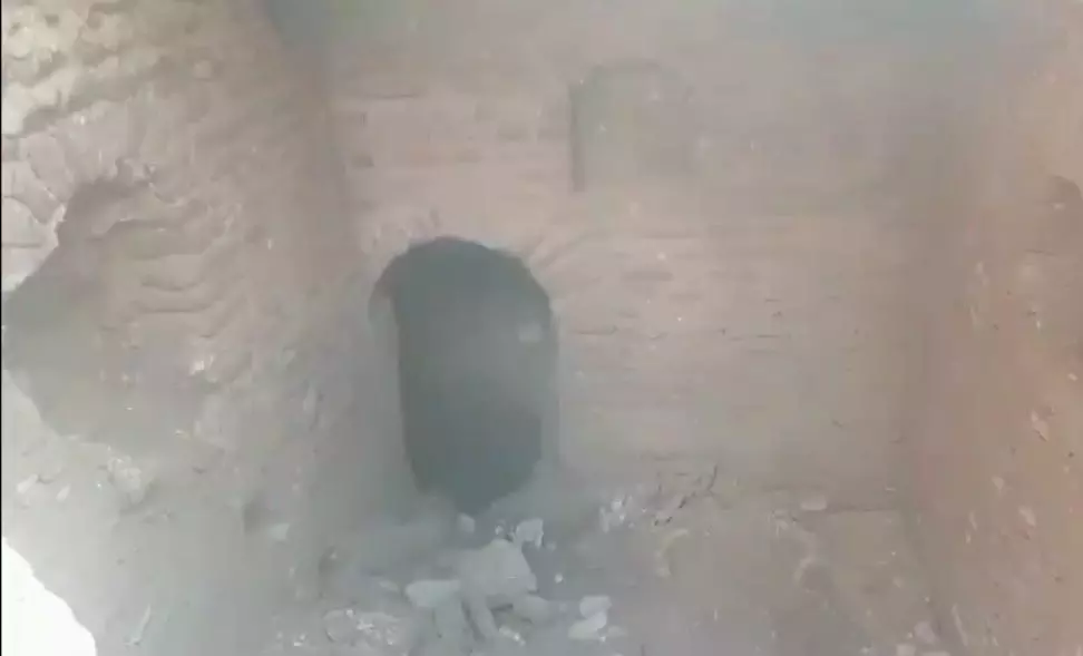 Burhanpur : खुदाई के दौरान मिला प्राचीन कमरा और गुप्त तहखाना, देखने उमड़ी भारी भीड़ Burhanpur : खुदाई के दौरान मिला प्राचीन कमरा और गुप्त तहखाना, देखने उमड़ी भारी भीड़