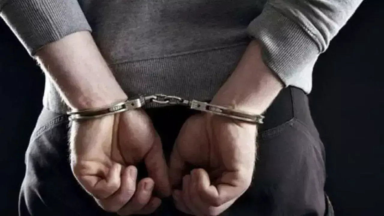 East Champaran: गुप्त सूचना पर पुलिस ने 16 लाख के गांजा सहित दो तस्कर को गिरफ्तार किया East Champaran: गुप्त सूचना पर पुलिस ने 16 लाख के गांजा सहित दो तस्कर को गिरफ्तार किया