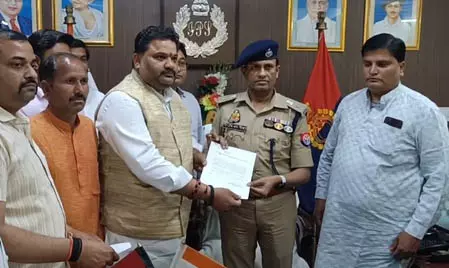 हाथरस : सपा सांसद रामजीलाल सुमन के खिलाफ भाजपा जिलाध्यक्ष ने दी शिकायत हाथरस : सपा सांसद रामजीलाल सुमन के खिलाफ भाजपा जिलाध्यक्ष ने दी शिकायत