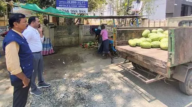Tamil Nadu: 1,200 किलोग्राम रंगे तरबूज जब्त Tamil Nadu: 1,200 किलोग्राम रंगे तरबूज जब्त