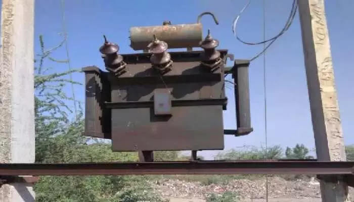 ट्रांसफार्मर गिरने का खतरा, एडीएम ने शिकायत पर लिया संज्ञान ट्रांसफार्मर गिरने का खतरा, एडीएम ने शिकायत पर लिया संज्ञान
