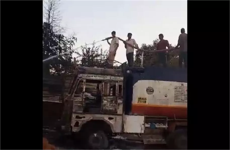 Haryana : तेल टैंकर में बैठकर बीड़ी पी रहा था शख्स, इंजन में लगी आग Haryana : तेल टैंकर में बैठकर बीड़ी पी रहा था शख्स, इंजन में लगी आग