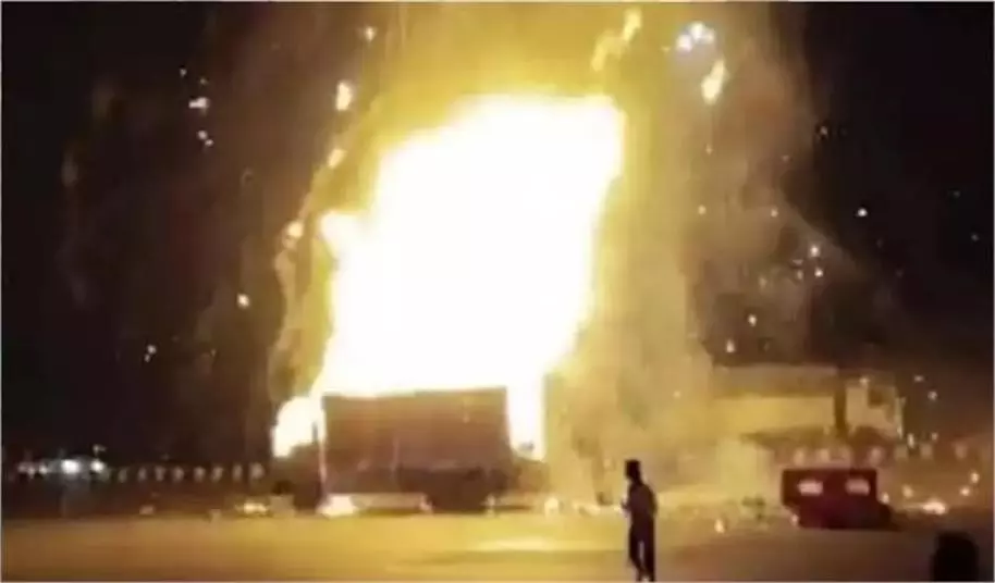 Haryana : NH पर ट्रक में धमाका, लोगों ने कूदकर बचाई जान Haryana : NH पर ट्रक में धमाका, लोगों ने कूदकर बचाई जान