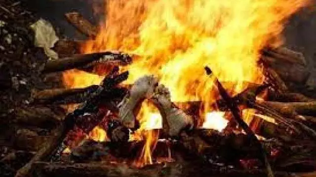 UP News : आगरा में विवाहिता की रहस्यमय मौत, जलती चीता से चौकाने वाला खुलासा UP News : आगरा में विवाहिता की रहस्यमय मौत, जलती चीता से चौकाने वाला खुलासा