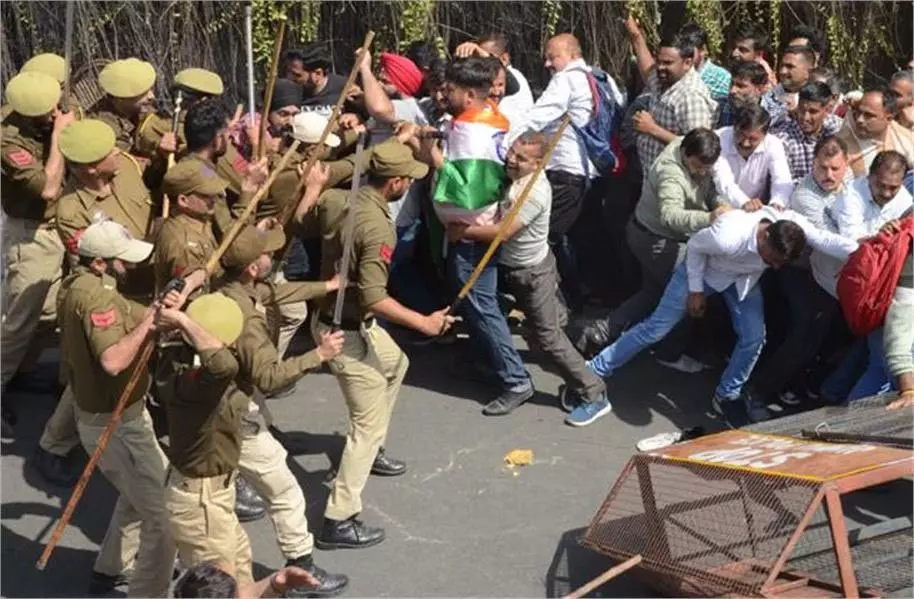 Jammu-Kashmir:हालात बिगड़े, पुलिस ने किया लाठीचार्ज Jammu-Kashmir:हालात बिगड़े, पुलिस ने किया लाठीचार्ज
