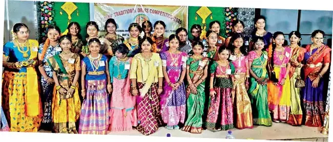 Odisha: लड़के और लड़कियों के लिए उगादि पारंपरिक वेशभूषा प्रतियोगिता आयोजित की गई Odisha: लड़के और लड़कियों के लिए उगादि पारंपरिक वेशभूषा प्रतियोगिता आयोजित की गई