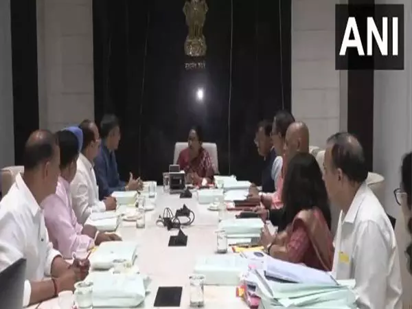 Delhi CM ने बजट पेश करने से पहले कैबिनेट बैठक की Delhi CM ने बजट पेश करने से पहले कैबिनेट बैठक की