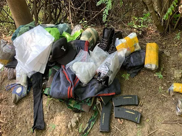 J-K Police और राइजिंग स्टार कोर ने हीरानगर में संयुक्त अभियान में युद्ध जैसे सामान बरामद किए J-K Police और राइजिंग स्टार कोर ने हीरानगर में संयुक्त अभियान में युद्ध जैसे सामान बरामद किए