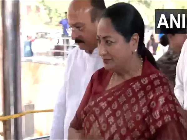 Delhi CM ने पूजा-अर्चना करने के लिए हनुमान मंदिर का दौरा किया Delhi CM ने पूजा-अर्चना करने के लिए हनुमान मंदिर का दौरा किया