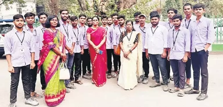 आदिवासी आवासीय डिग्री कॉलेज के छात्रों ने Telangana विधानसभा का दौरा किया आदिवासी आवासीय डिग्री कॉलेज के छात्रों ने Telangana विधानसभा का दौरा किया