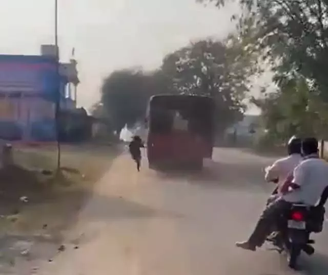 Vaniyambadi : प्लस टू छात्रा को नहीं लेने पर सरकारी बस चालक निलंबित Vaniyambadi : प्लस टू छात्रा को नहीं लेने पर सरकारी बस चालक निलंबित