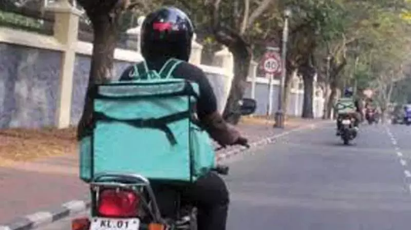 Telangana: महिला को नौकरी दिलाने में मदद करने पर डिलीवरी एग्जीक्यूटिव पर हमला Telangana: महिला को नौकरी दिलाने में मदद करने पर डिलीवरी एग्जीक्यूटिव पर हमला