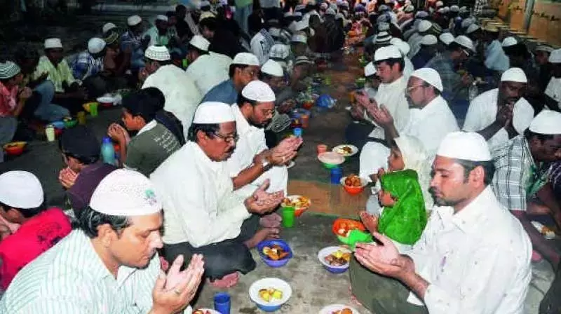 Afzalganj में हिंदुओं ने इफ्तार पार्टी का आयोजन किया Afzalganj में हिंदुओं ने इफ्तार पार्टी का आयोजन किया