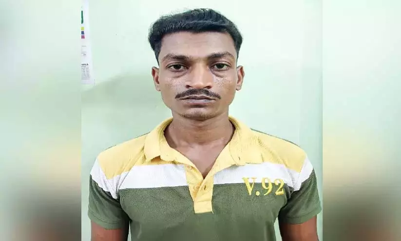 Kerala: पश्चिम बंगाल निवासी व्यक्ति हेरोइन के साथ गिरफ्तार Kerala: पश्चिम बंगाल निवासी व्यक्ति हेरोइन के साथ गिरफ्तार
