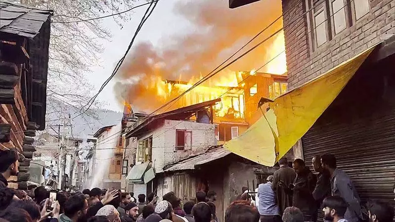 J-K के बारामूला में आग से 8 घर क्षतिग्रस्त J-K के बारामूला में आग से 8 घर क्षतिग्रस्त