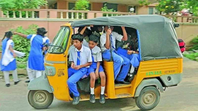 Bihar : 1 अप्रैल से स्कूली बच्चों के लिए ई-रिक्शा बंद Bihar : 1 अप्रैल से स्कूली बच्चों के लिए ई-रिक्शा बंद